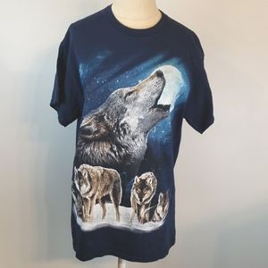 Classic wolves howling at the moon tee